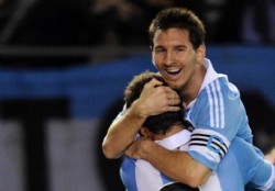 Messi feliz con la gente y con el gol