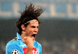 Cavani se baja del avin y juega