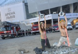 Inauguraron estadio con topless incluido