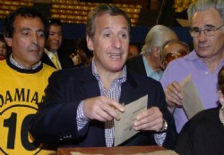 Festejaron todos, gritando �viva Pe�arol!