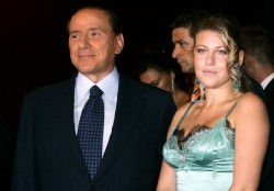Milan celebra la vuelta de Berlusconi