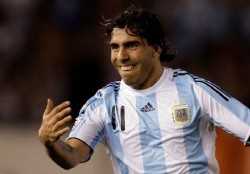 Tevez m�s cerca del Milan, pero el Inter no se baja
