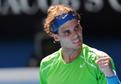 Nadal gan� en sets corridos y Federer se clasific� sin jugar