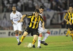 Mora juega de titular hoy ante Libertad