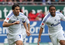 Ra�l y Farf�n alegraron al Schalke 04