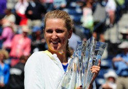 Azarenka grit� fuerte en Indian Wells