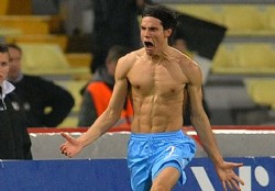 Cavani salv� al Napoli de forma ag�nica