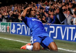 Drogba no se pele� con el gol