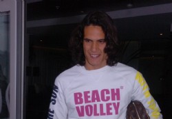 Cavani va a Londres aunque no lo dejen