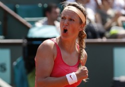 Azarenka roza la eliminaci�n, pero reacciona