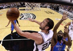 Gin�bili fue figura y Spurs peg� primero