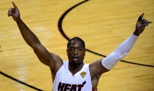 LeBron, Wade y Bosh rescatan al Heat