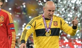 Pepe Reina hizo de azafata en la vuelta de Espa�a