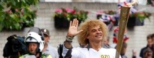 El "Pibe" Carlos Valderrama se dio el gusto de portar la antorcha