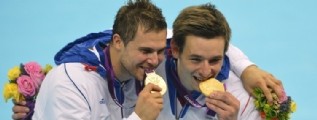 Apret� la medalla entre sus manos