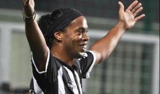 Ronaldinho convirti� un golazo y el Atl�tico Mineiro es l�der