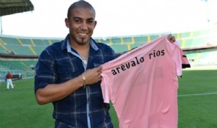 Golazo del "Cacha" en Palermo