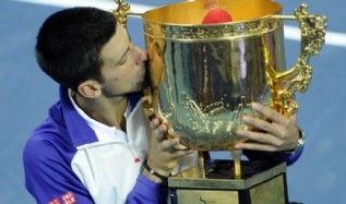 Djokovic gan� y bail� en China